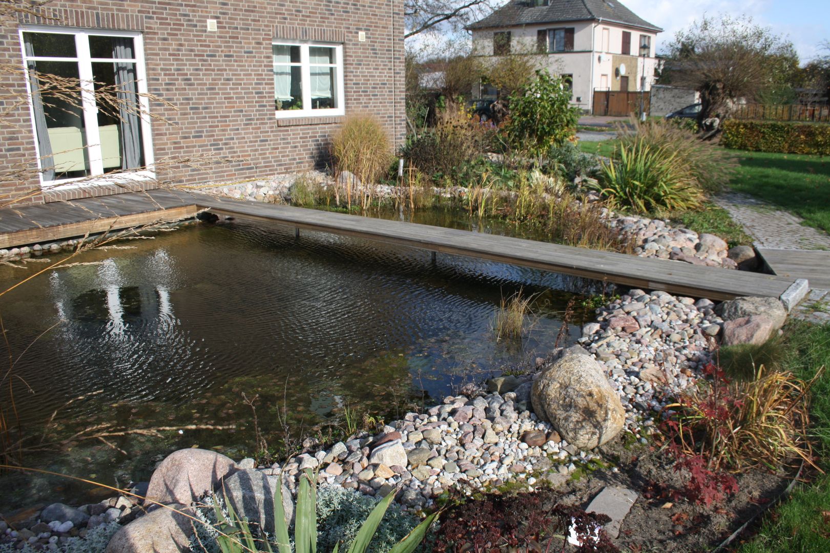 Ein großer Teich prägt den hinteren Gartenteil Gartenarchitekturbüro Timm Klassischer Garten Teich,Pflanzen,Steine,rustikal,Gartenteil,Gartenteil