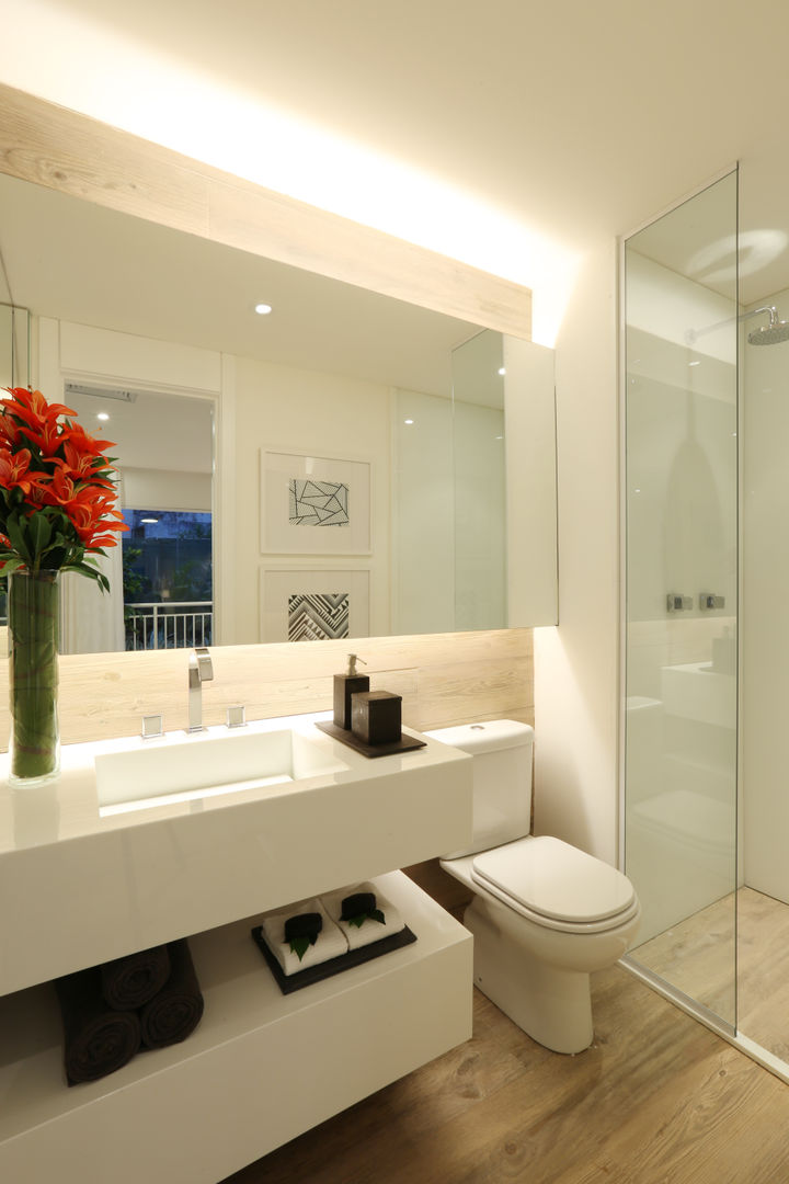 homify Modern bathroom