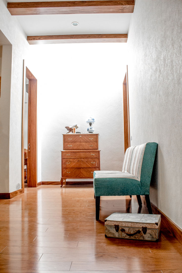 San Angel, 2M Arquitectura 2M Arquitectura Minimalist corridor, hallway & stairs