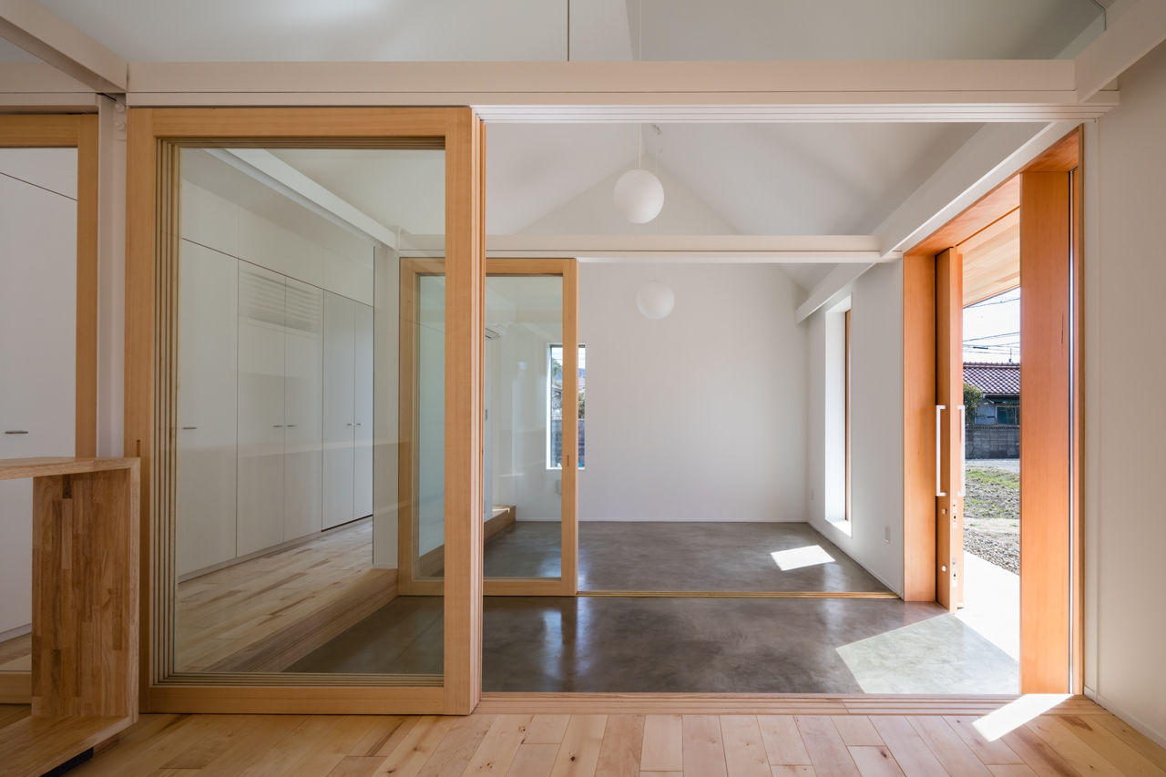 House in Inuyama, hm+architects 一級建築士事務所 hm+architects 一級建築士事務所 Eclectic style corridor, hallway & stairs Concrete