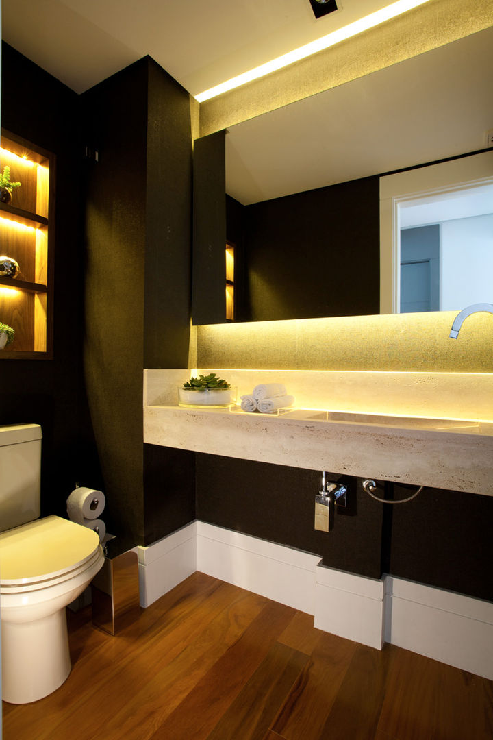 Lavabo sofisticado em mármore travertino e papel de parede em seda, na cor berinjela Liliana Zenaro Interiores Casas de banho modernas