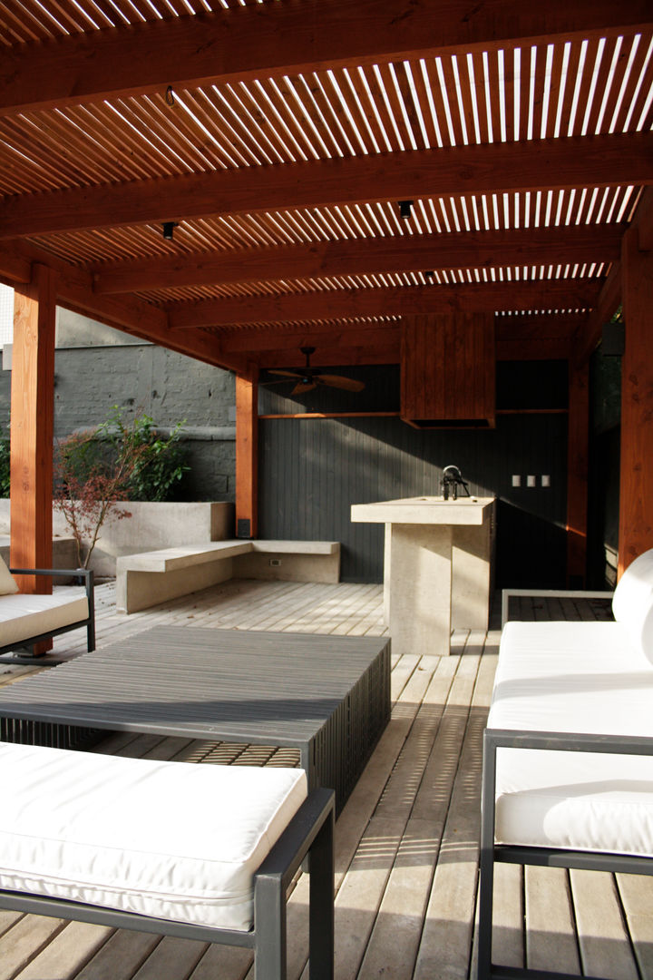 CASA LZ., ESTUDIO BASE ARQUITECTOS ESTUDIO BASE ARQUITECTOS 地中海デザインの テラス コンクリート