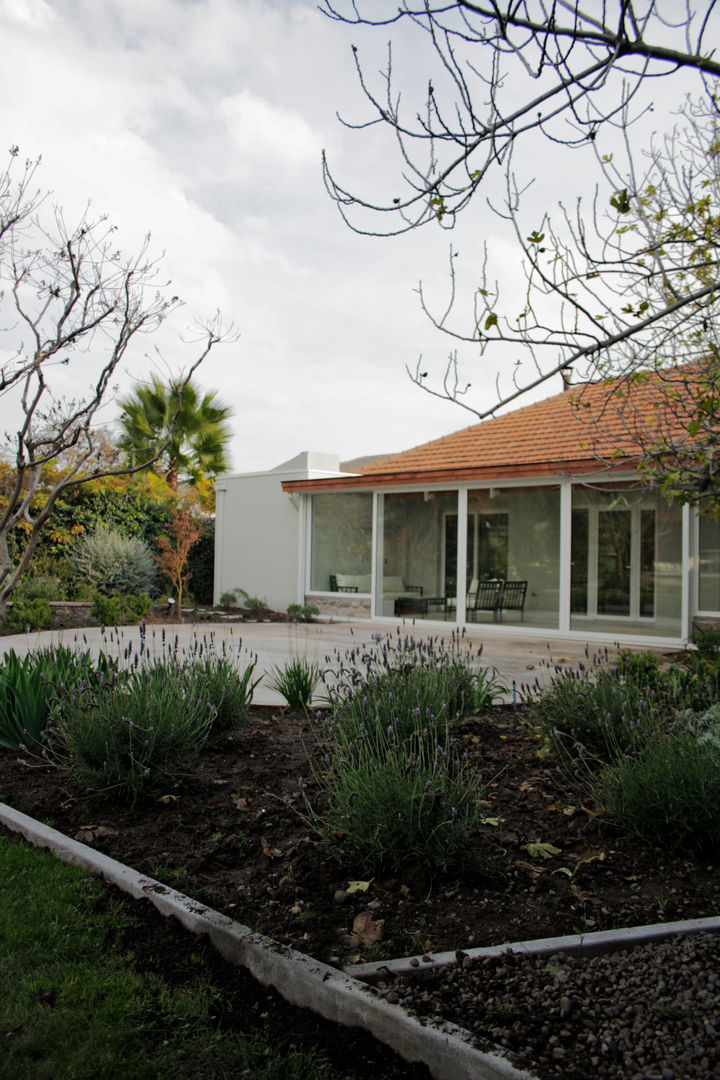 CASA LZ., ESTUDIO BASE ARQUITECTOS ESTUDIO BASE ARQUITECTOS Mediterranean style garden Concrete