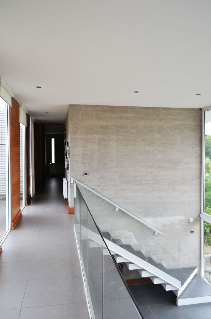 CASA P65, ESTUDIO BASE ARQUITECTOS ESTUDIO BASE ARQUITECTOS Akdeniz Koridor, Hol & Merdivenler