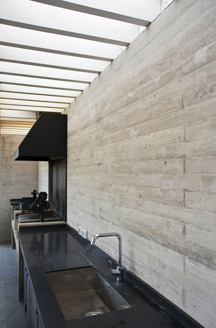 CASA P65, ESTUDIO BASE ARQUITECTOS ESTUDIO BASE ARQUITECTOS ระเบียง, นอกชาน คอนกรีต