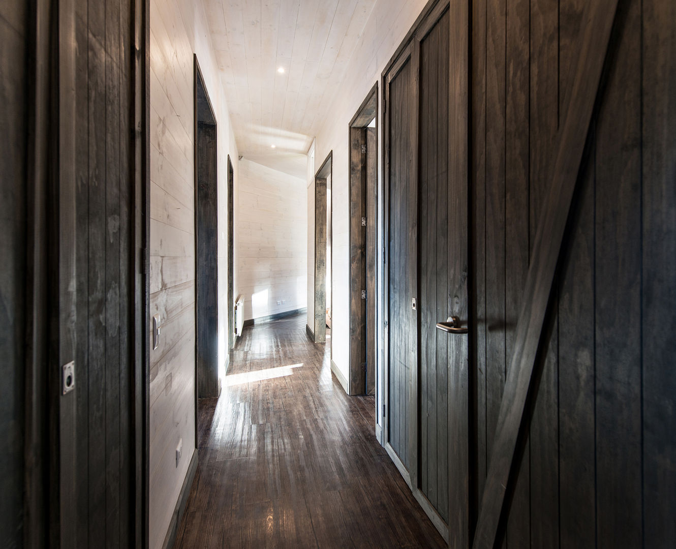 CASA RH, ESTUDIO BASE ARQUITECTOS ESTUDIO BASE ARQUITECTOS Rustic style corridor, hallway & stairs Wood Wood effect