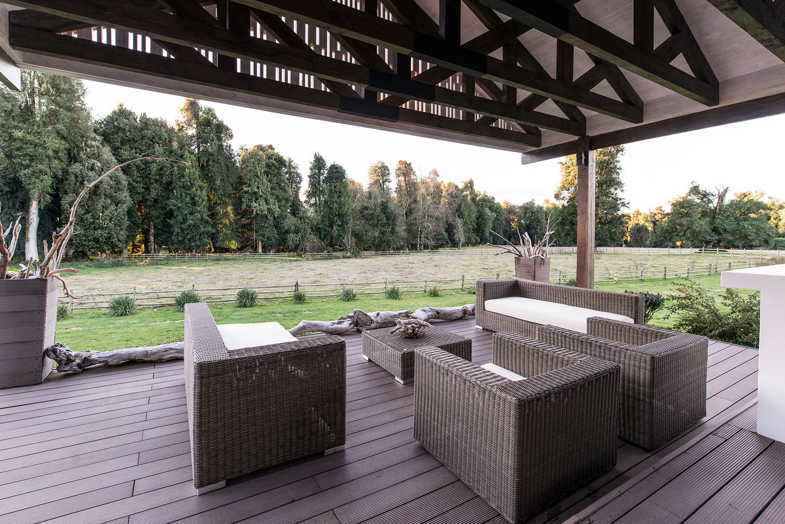 CASA RH, ESTUDIO BASE ARQUITECTOS ESTUDIO BASE ARQUITECTOS Rustic style balcony, porch & terrace Wood Wood effect