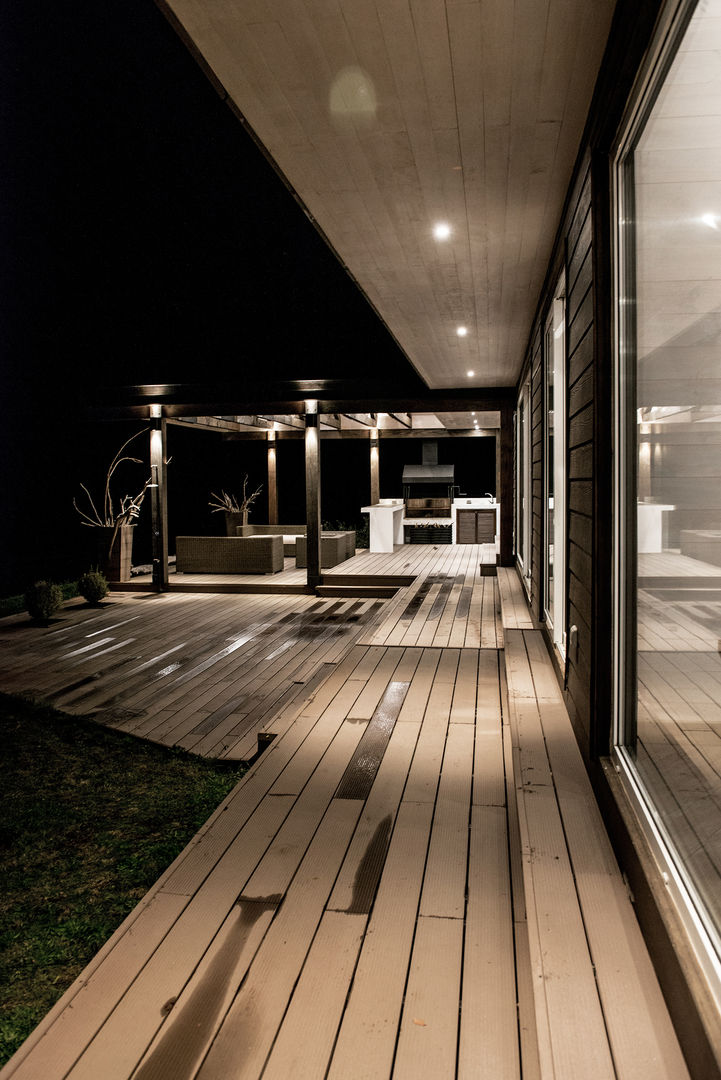 CASA RH, ESTUDIO BASE ARQUITECTOS ESTUDIO BASE ARQUITECTOS بلكونة أو شرفة خشب Wood effect