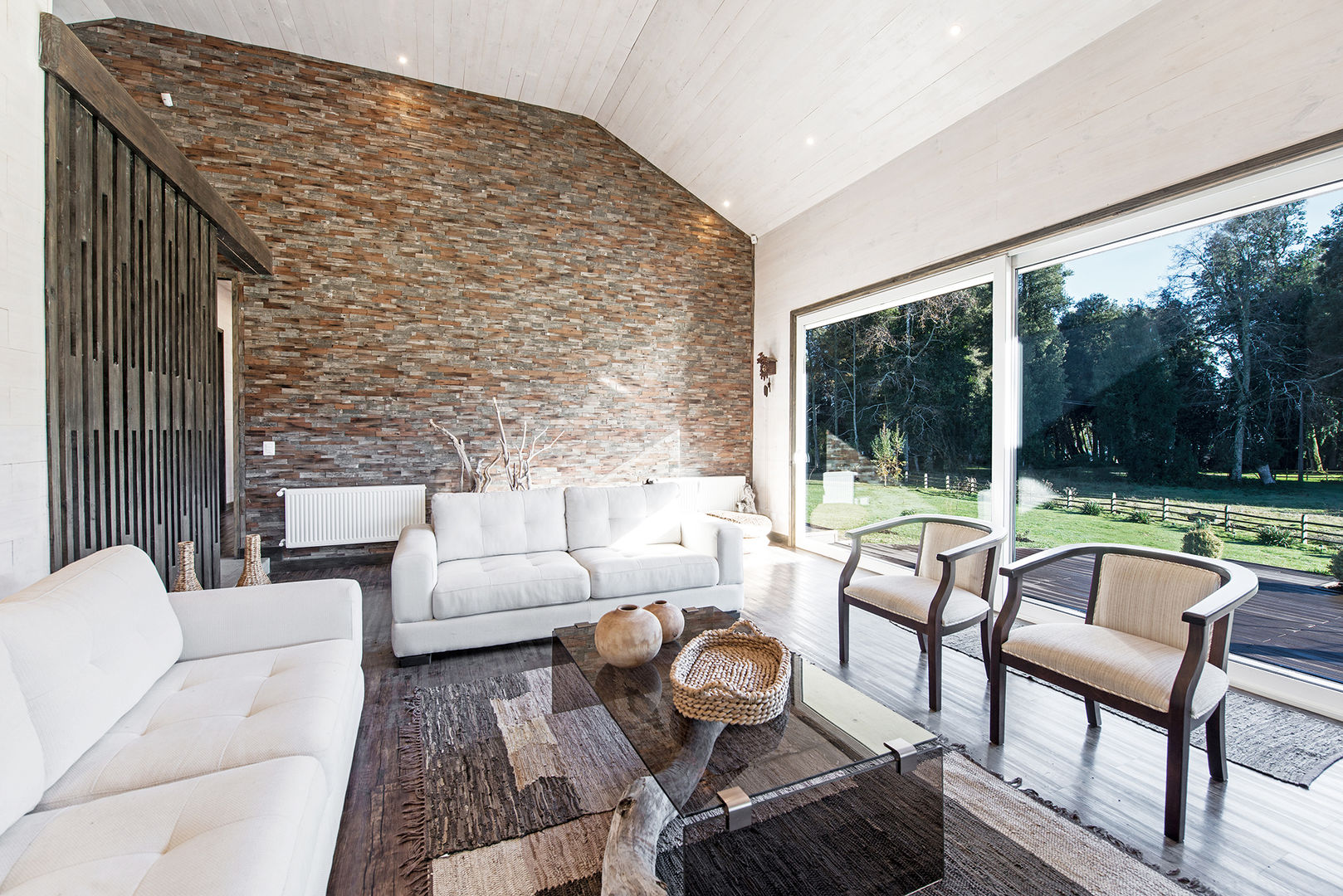 CASA RH, ESTUDIO BASE ARQUITECTOS ESTUDIO BASE ARQUITECTOS Rustic style living room Wood Wood effect