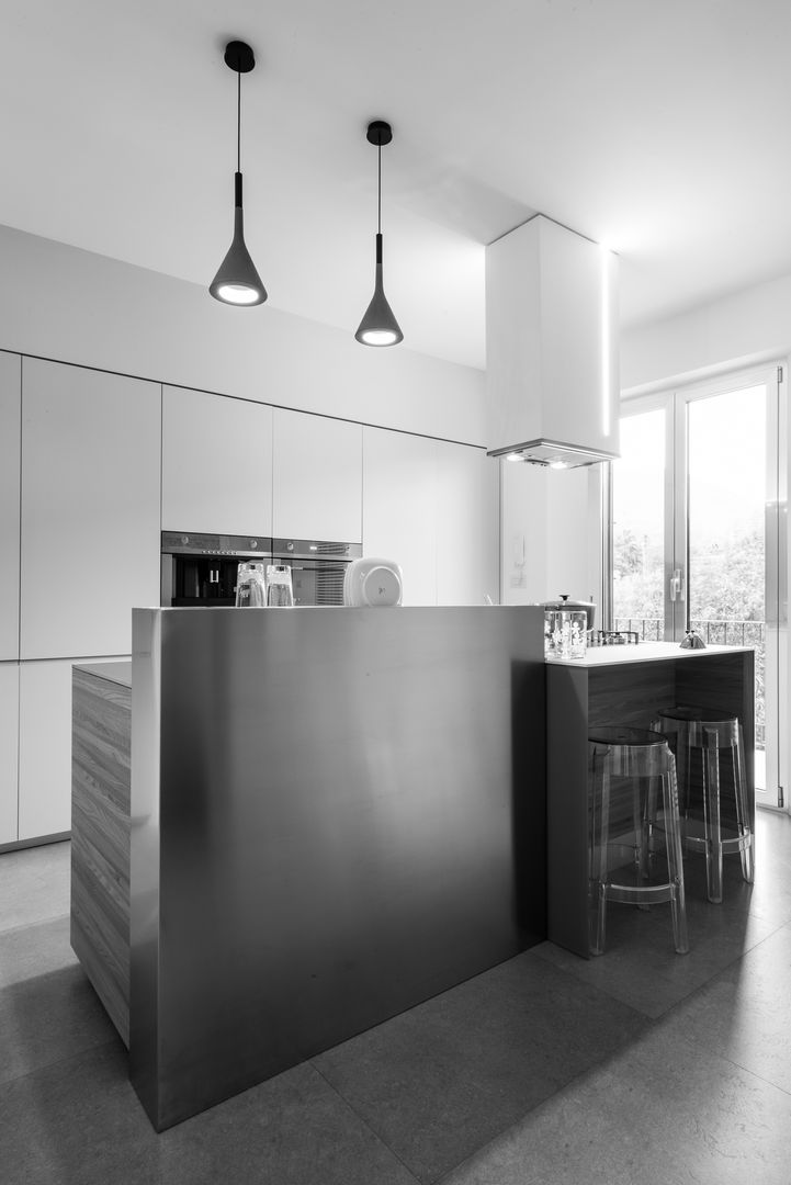 Una casa su due livelli II, Mario Ferrara Mario Ferrara Modern Kitchen