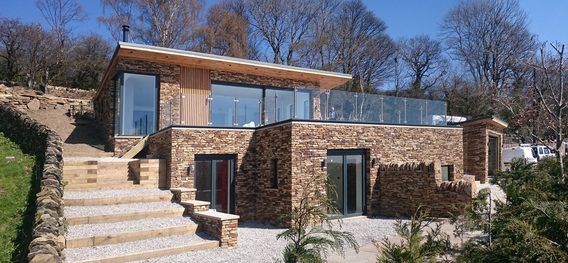 New House overlooking a Reservoir, Robin Ashley Architects Robin Ashley Architects Casas modernas Piedra