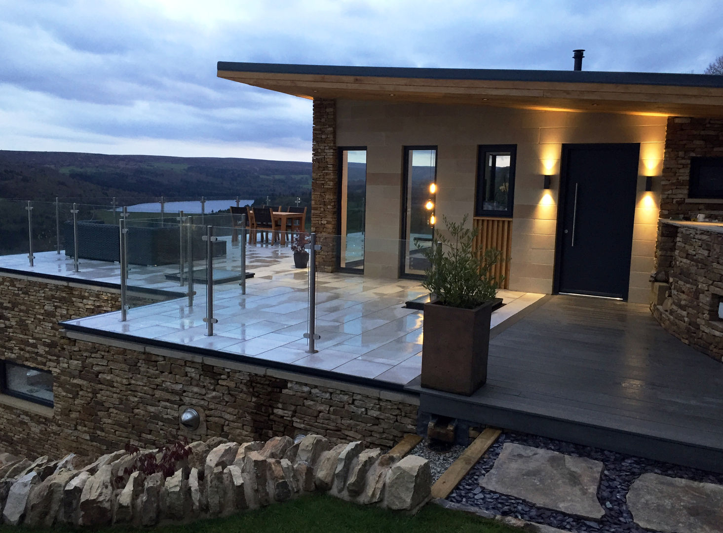 New House overlooking a Reservoir, Robin Ashley Architects Robin Ashley Architects Casas modernas Piedra