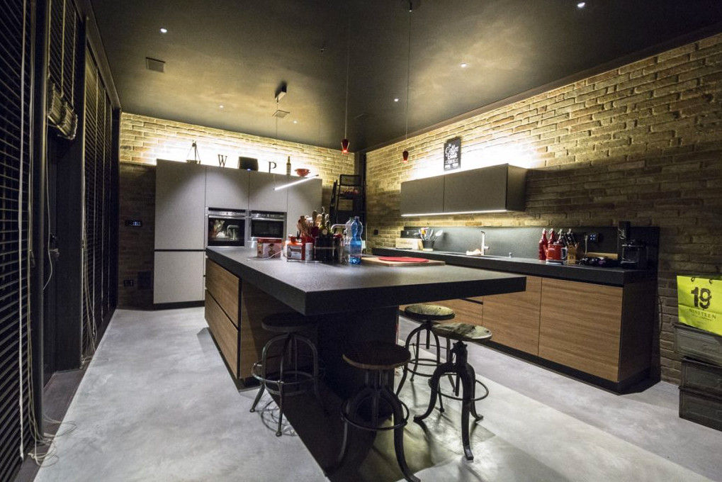 RICONVERSIONE DI UN CAPANNONE INDUSTRIALE IN LOFT RESIDENZIALE, Bianchetti Bianchetti Cocinas de estilo industrial