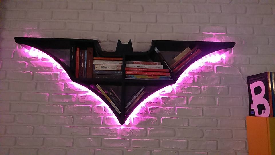 Batman shelf, Marwa Hasan Marwa Hasan Livings modernos: Ideas, imágenes y decoración Madera Acabado en madera Bibliotecas, estanterías y modulares