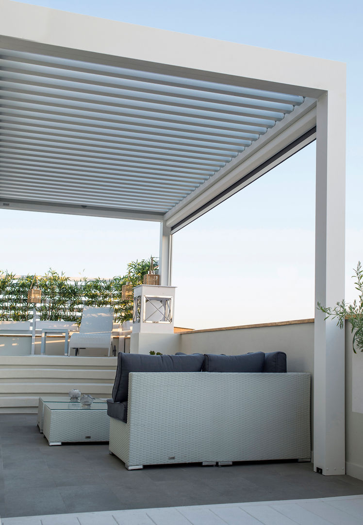 Lujosa Terraza con Jacuzzi: Ideal para Parejas, SENZA ESPACIOS SENZA ESPACIOS Mediterranean style balcony, porch & terrace