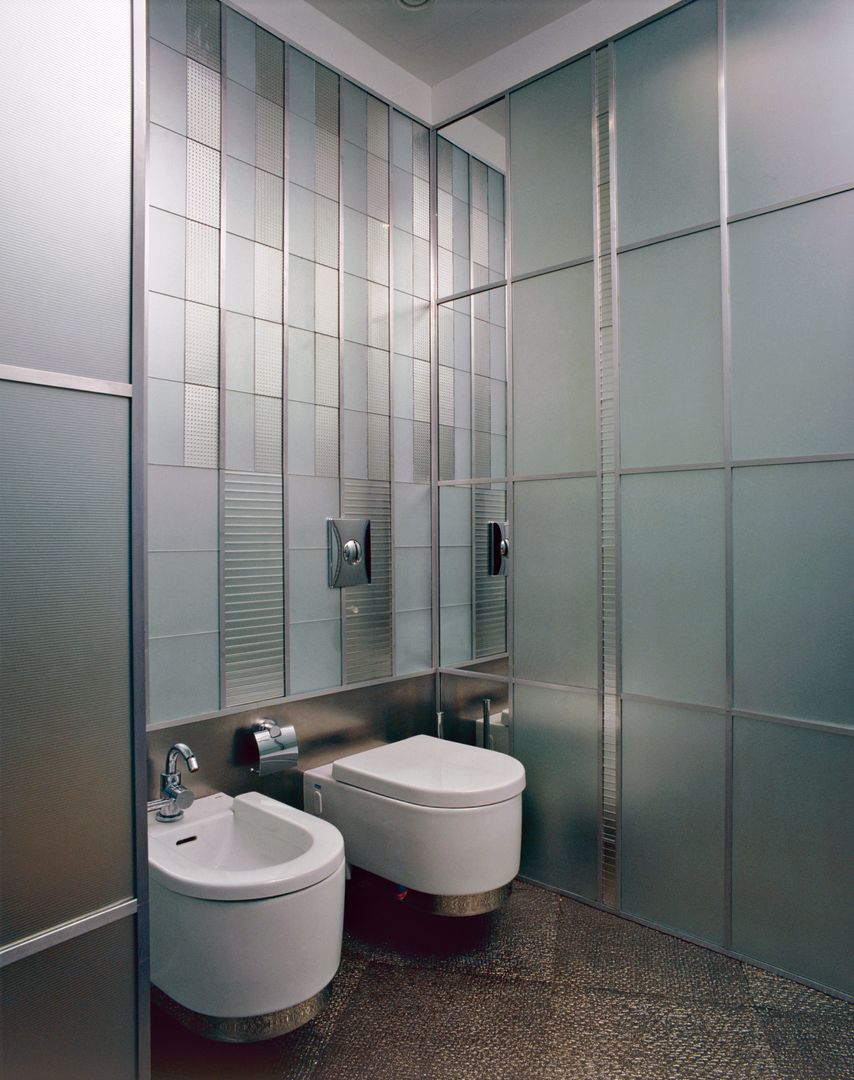 Фото санузла. Архитектурное бюро 'Дом-А' Ванная комната в эклектичном стиле стеклянный санузел,санузел хай-тек,раскладка плитки,освещение ванной