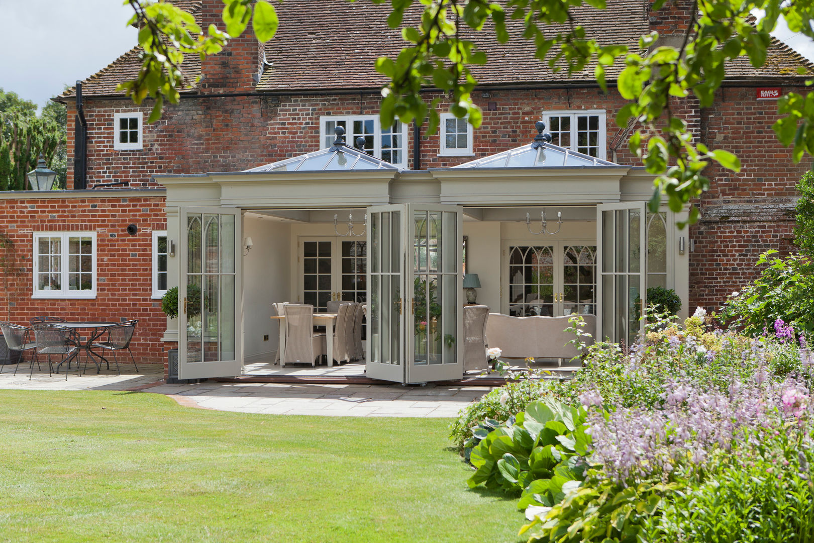 Orangery with Gothic Detailing Vale Garden Houses Konservatori Klasik Kayu Wood effect conservatory,orangery,garden room,glass,glazing,rooflight,roof lantern