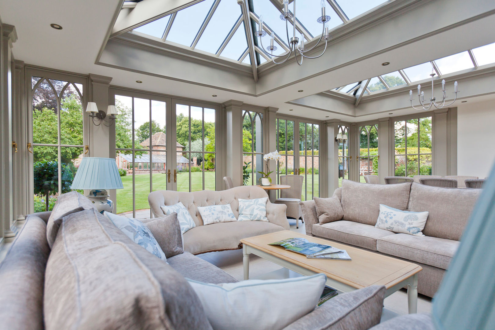 Orangery with Gothic Detailing Vale Garden Houses Klassischer Wintergarten Holz Holznachbildung conservatory,orangery,garden room,glass,glazing,rooflight,roof lantern