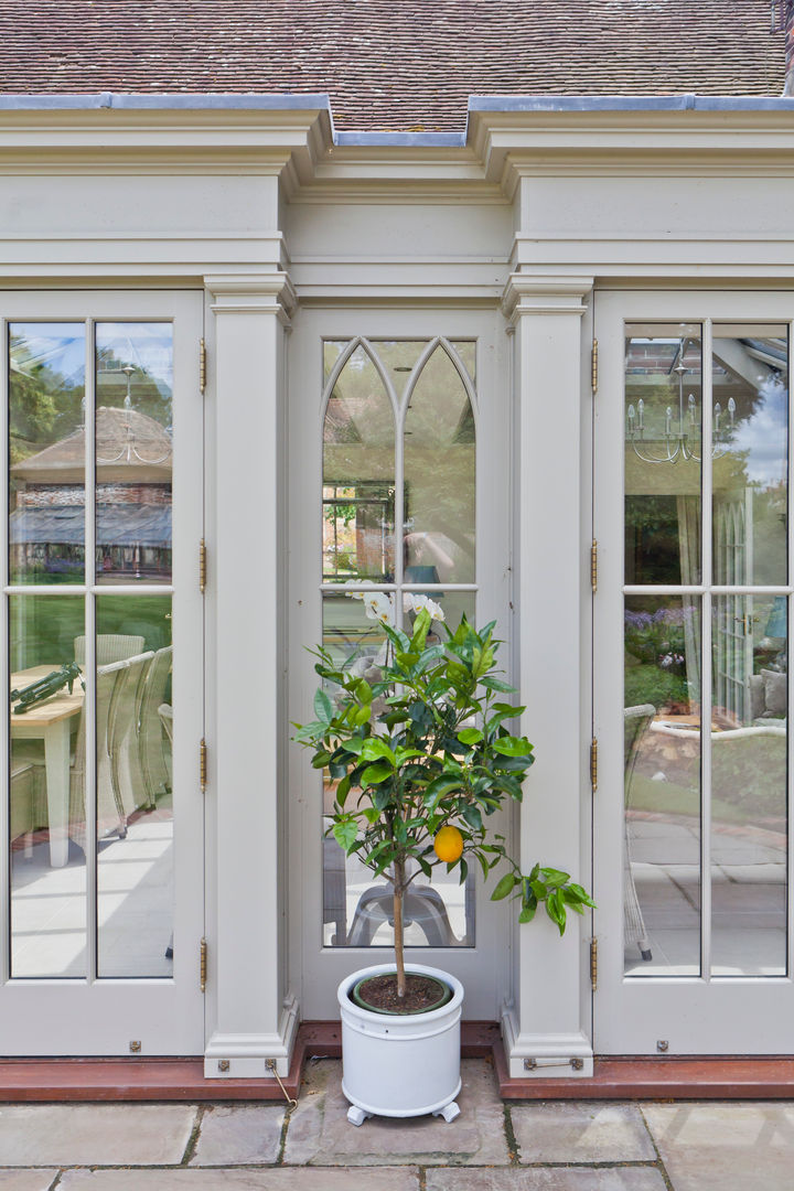 Orangery with Gothic Detailing Vale Garden Houses Jardines de invierno clásicos Madera Acabado en madera conservatory,orangery,garden room,glass,glazing,rooflight,roof lantern