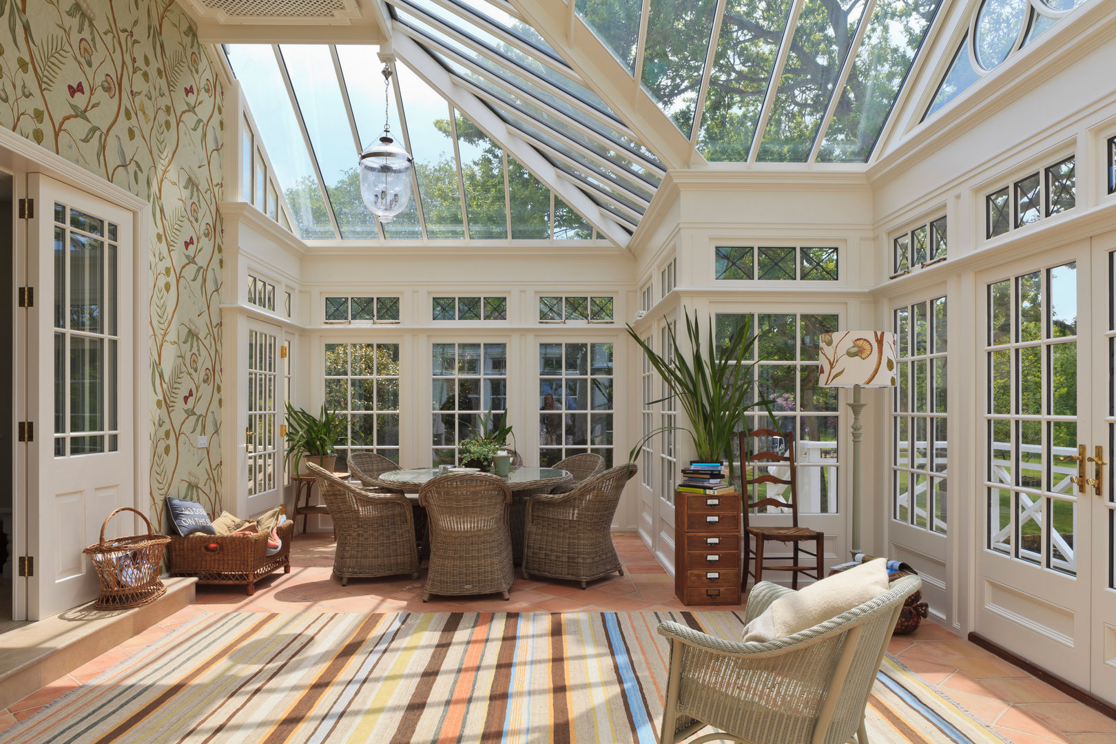 Grand Conservatory on a Substantial Channel Islands Property Vale Garden Houses クラシカルスタイルの 温室 木 木目調 conservatory,orangery,rooflight,roof lantern