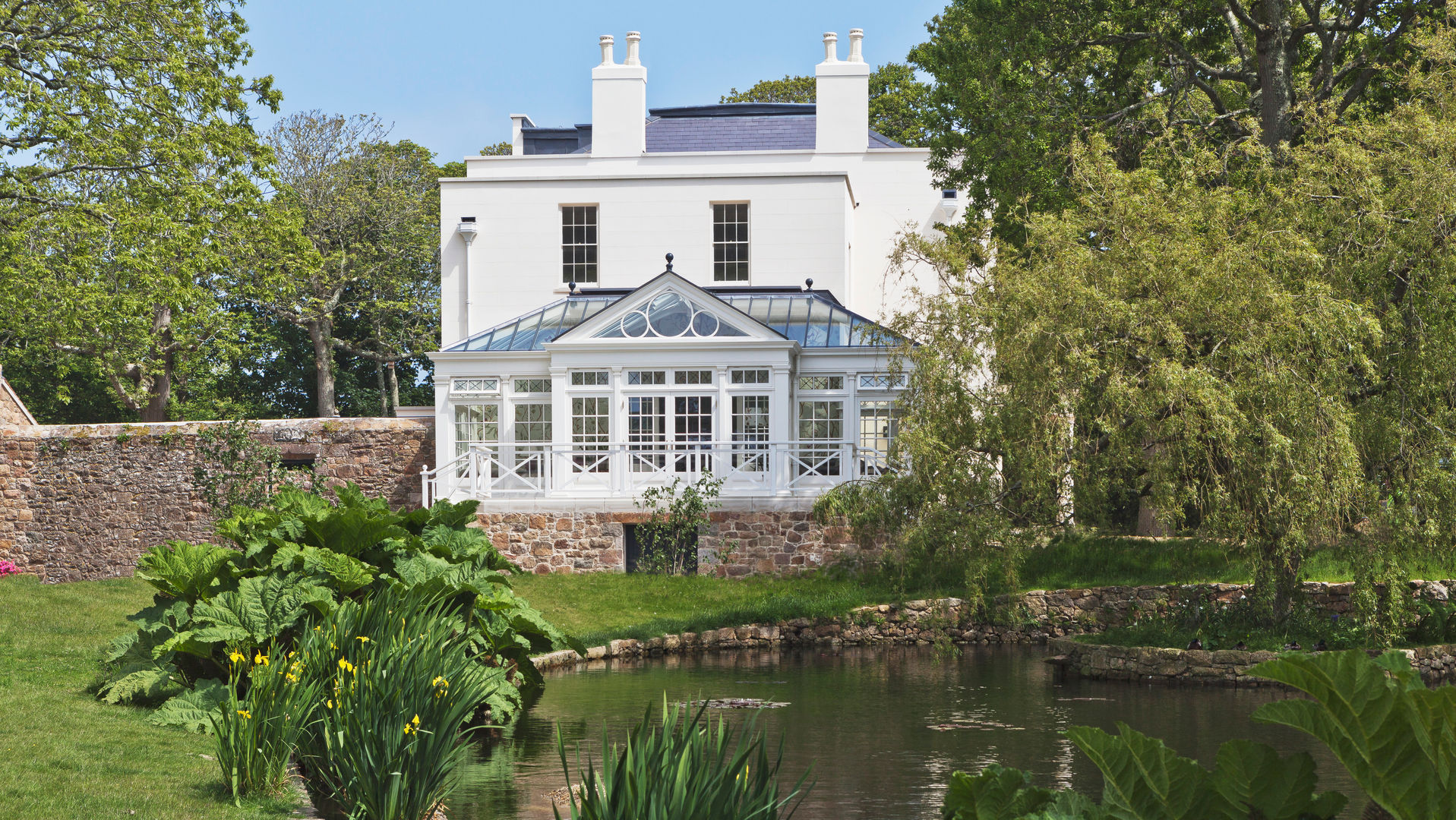 Grand Conservatory on a Substantial Channel Islands Property Vale Garden Houses Konservatori Klasik Kayu Wood effect conservatory,orangery,rooflight,roof lantern