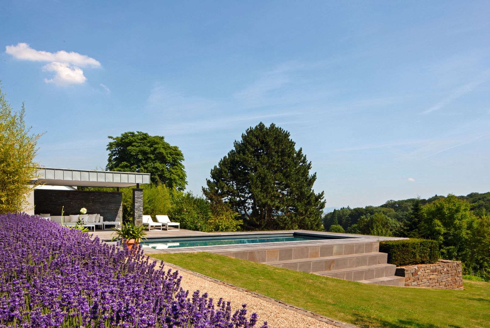 Sportlicher Gartenpool im Bergischen, Hesselbach GmbH Hesselbach GmbH Modern Garden Stone