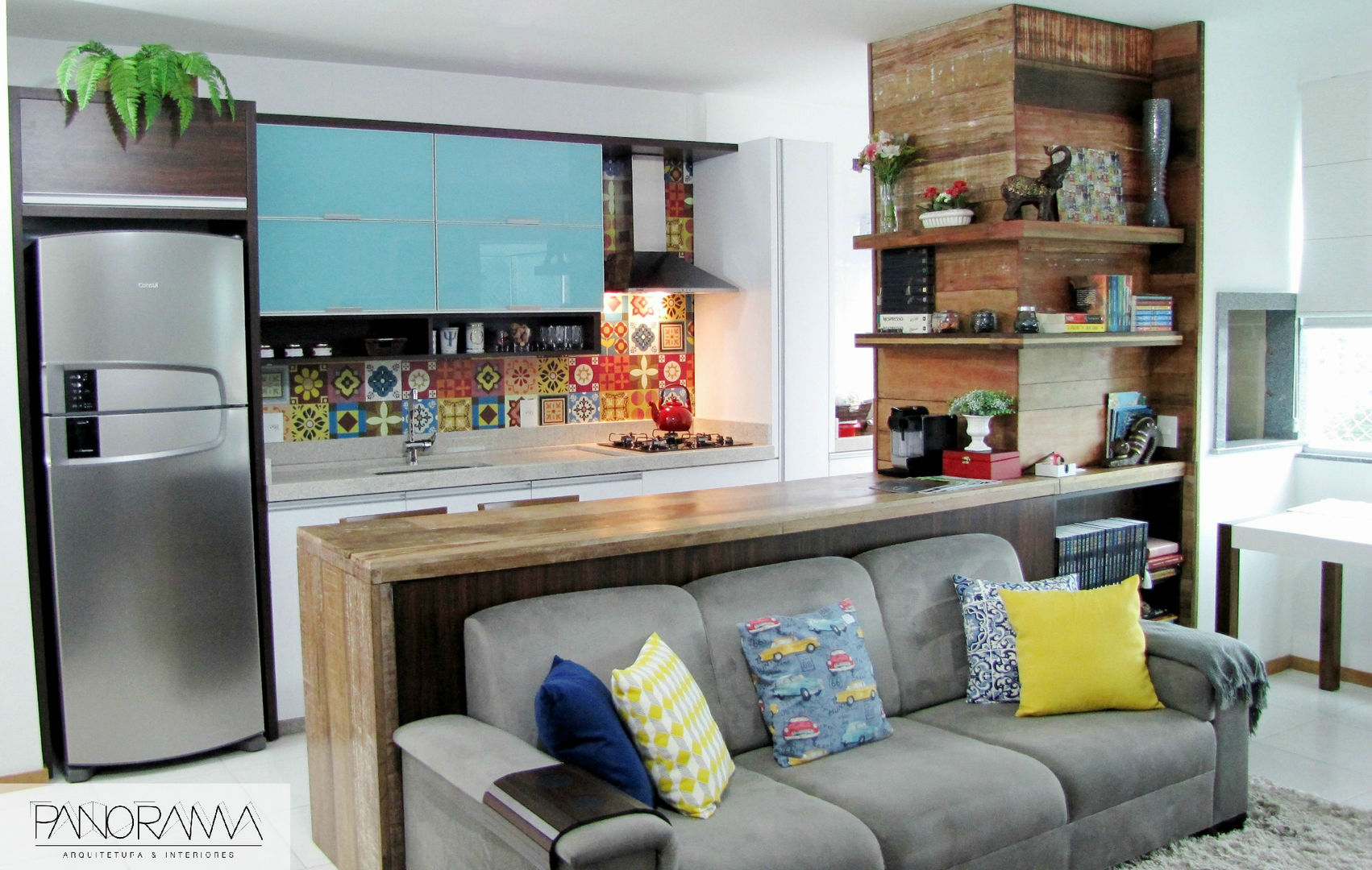 Living integrado - sala de estar e cozinha Panorama Arquitetura & Interiores Cozinhas ecléticas Cozinha,Cores,Colorido,Integrado,Cozinha pequena,Living,Madeira demolição
