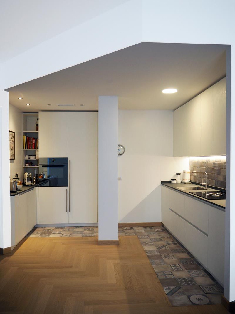 WHITE, BRIGHT AND MINIMAL. APPARTAMENTO ZONA WASHINGTON, Luigi Brenna Architetto Luigi Brenna Architetto Modern kitchen