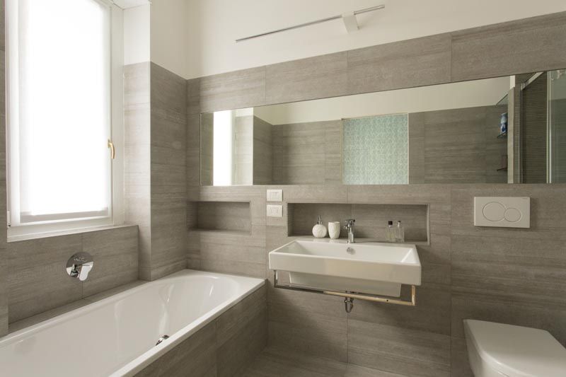 WHITE, BRIGHT AND MINIMAL. APPARTAMENTO ZONA WASHINGTON, Luigi Brenna Architetto Luigi Brenna Architetto Modern bathroom