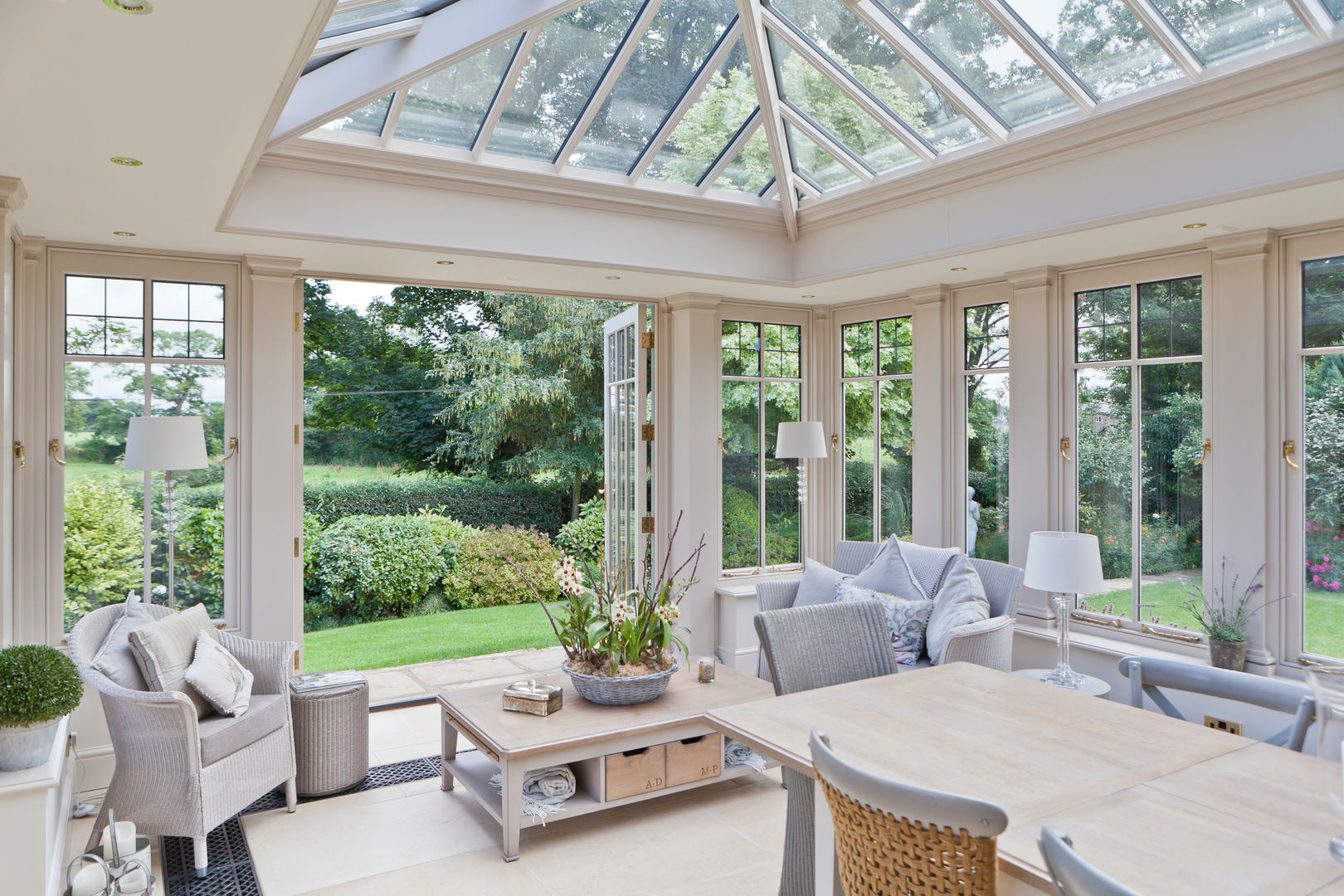 Interesting Orangery with Dentil Moulding Vale Garden Houses Jardines de invierno de estilo clásico Madera Acabado en madera conservatory,orangery,dining room,garden room