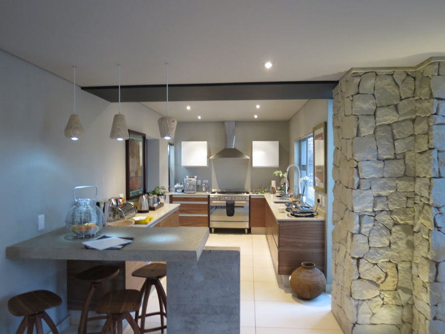 Alterations to existing residence-Bedfordview, Spiro Couyadis Architects Spiro Couyadis Architects Modern kitchen