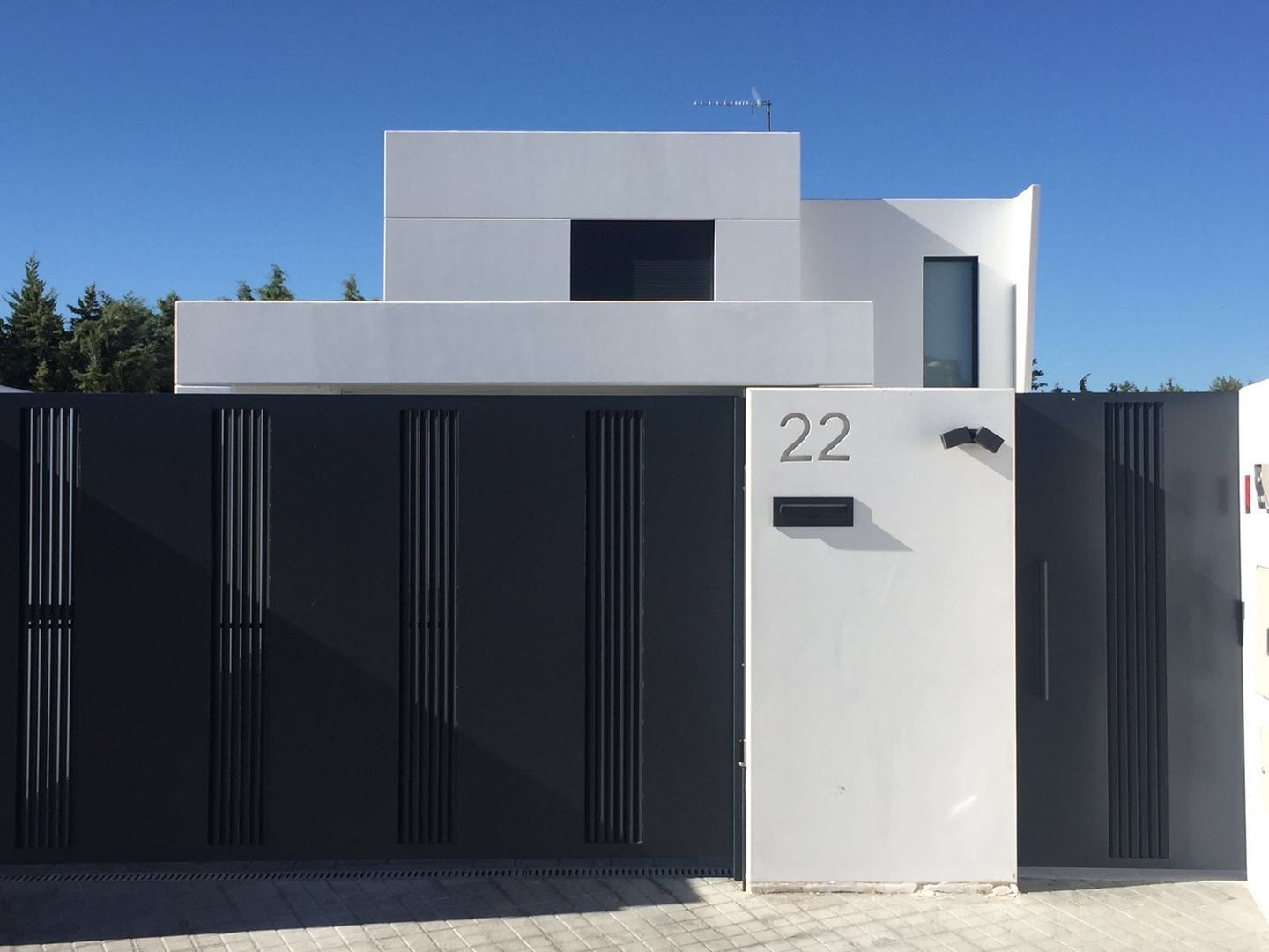 Cerramiento y fachada de hormigón MODULAR HOME Puertas principales Concreto