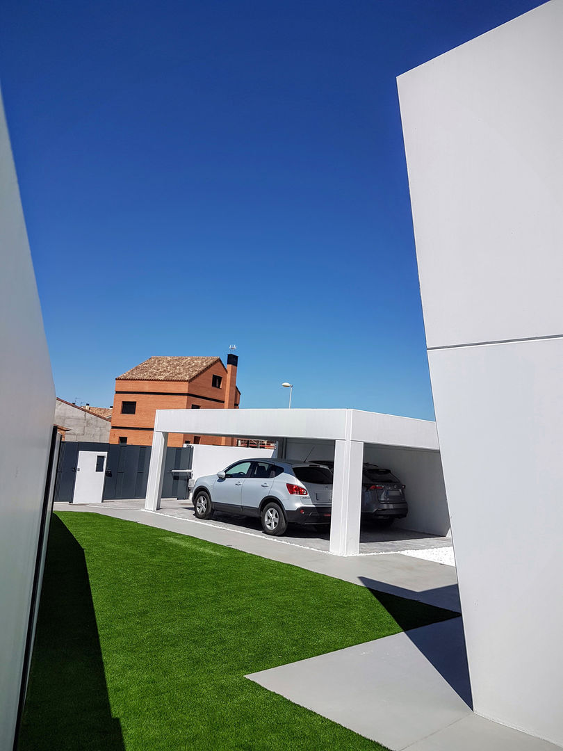 Vivienda Unifamiliar en Villanueva de La Cañada (Madrid), MODULAR HOME MODULAR HOME برجولا للسيارة أسمنت