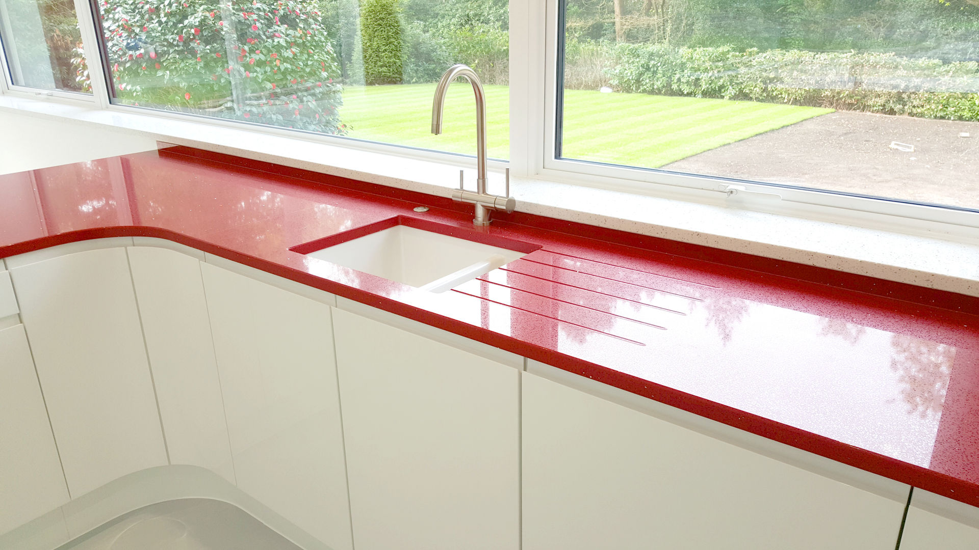 PWS Remo Handleless White Gloss Kitchen with Silestone Eros Stellar Worktop, Meridien Interiors Ltd Meridien Interiors Ltd Cocinas minimalistas