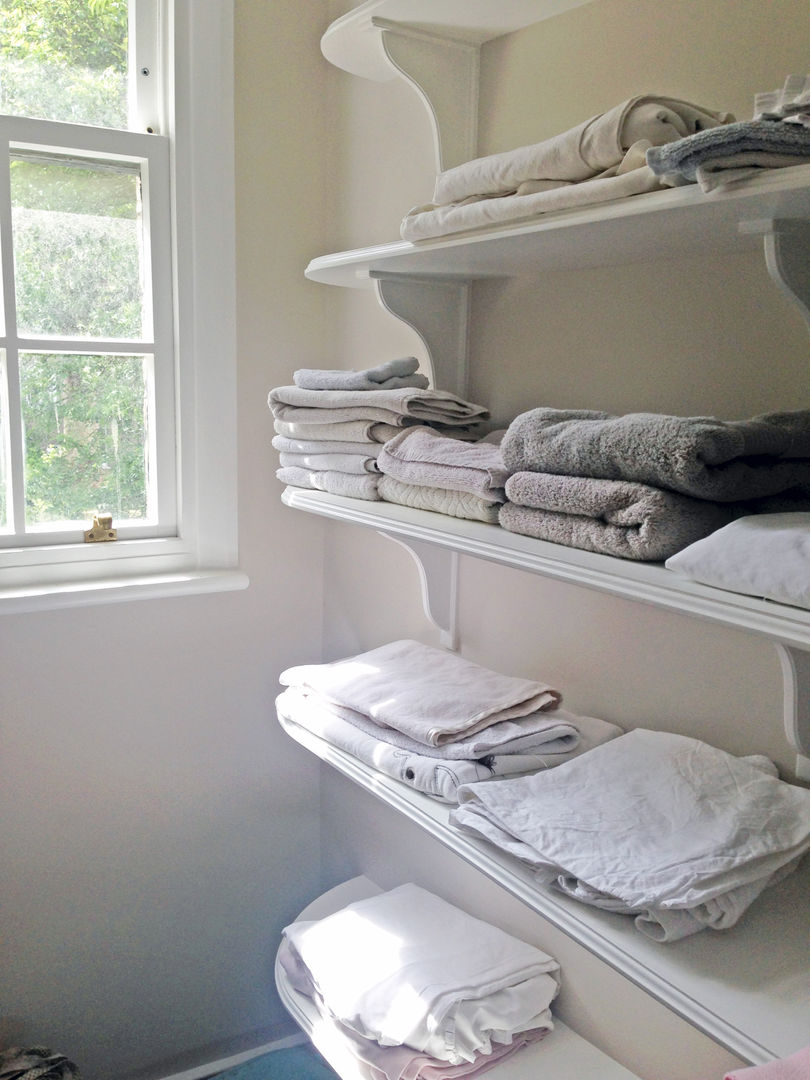 Utility - Laundry Shelves Absolute Project Management 經典風格的走廊，走廊和樓梯