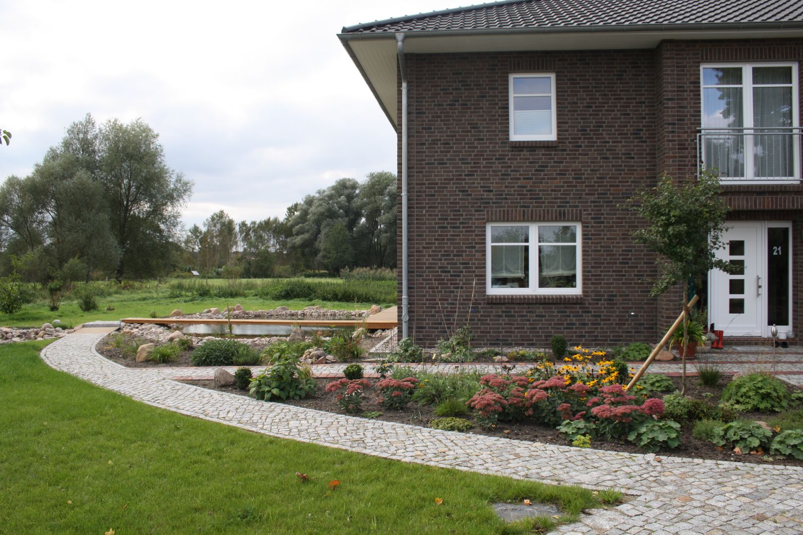 Blick von der Strassenseite zum Teich Gartenarchitekturbüro Timm Klassischer Garten braun,Haus,Haus