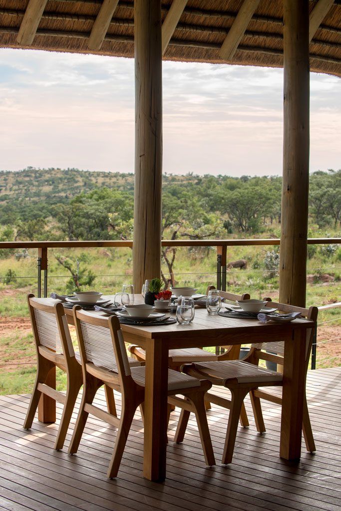 Mhondoro, een Lodge in Zuid-Afrika, All-In Living All-In Living 모던스타일 발코니, 베란다 & 테라스