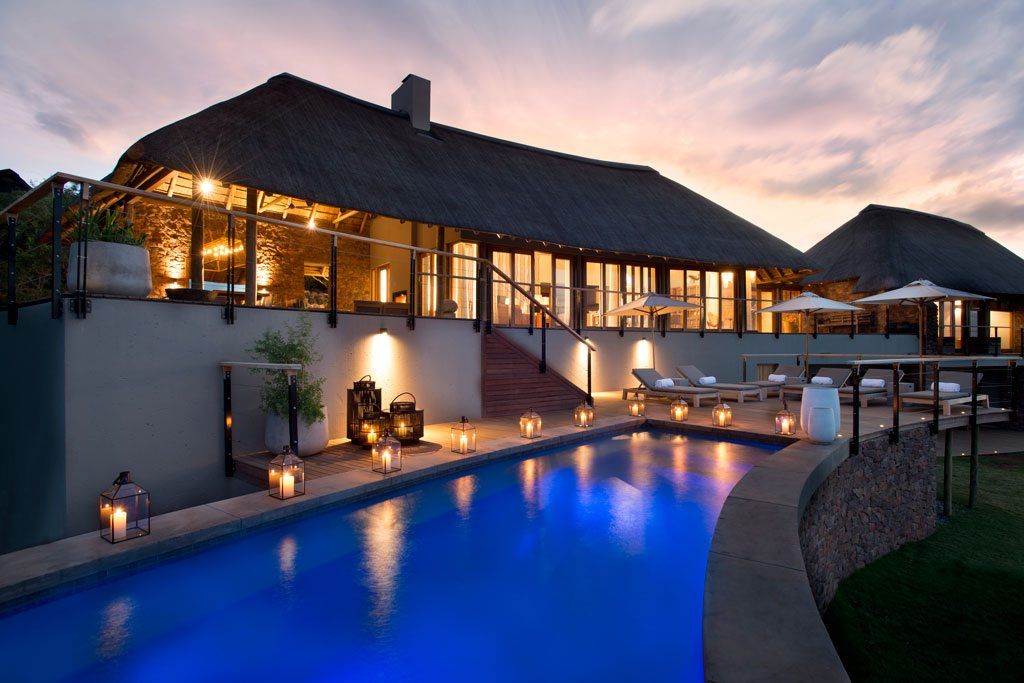 Mhondoro, een Lodge in Zuid-Afrika, All-In Living All-In Living Piscinas de estilo moderno