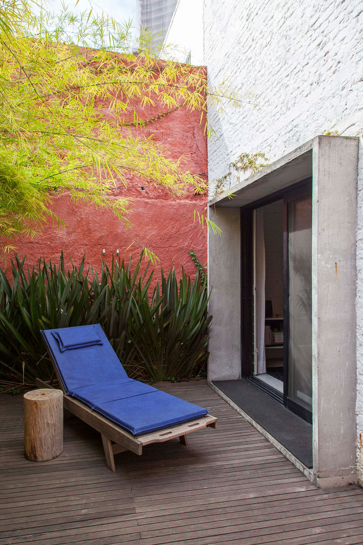 CASA PINHEIROS, ivan ventura arquitetura ivan ventura arquitetura Modern balcony, veranda & terrace Wood Wood effect