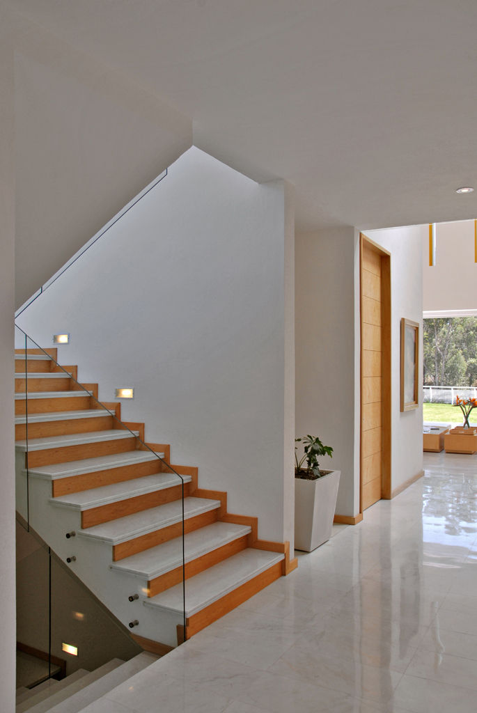 Casa M, Agraz Arquitectos S.C. Agraz Arquitectos S.C. Modern corridor, hallway & stairs