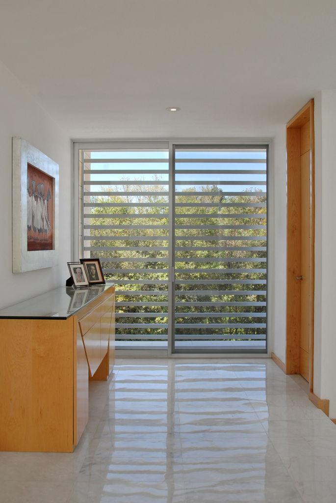 Casa M, Agraz Arquitectos S.C. Agraz Arquitectos S.C. Modern corridor, hallway & stairs