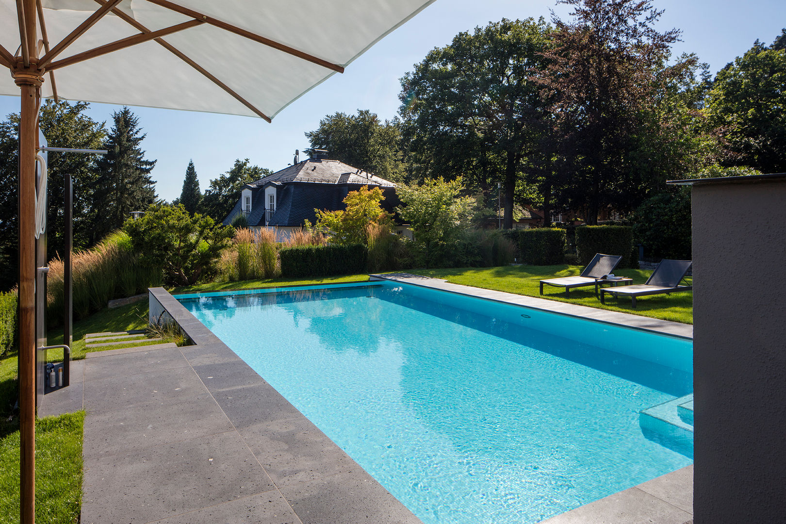 2 Jahre Planung und ein tolles Ergebnis, Hesselbach GmbH Hesselbach GmbH Modern pool Tiles