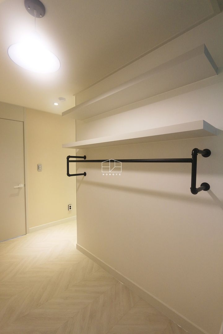 화이트톤의 밝고 편안한 아파트 인테리어 25py, 홍예디자인 홍예디자인 Phòng thay đồ phong cách tối giản