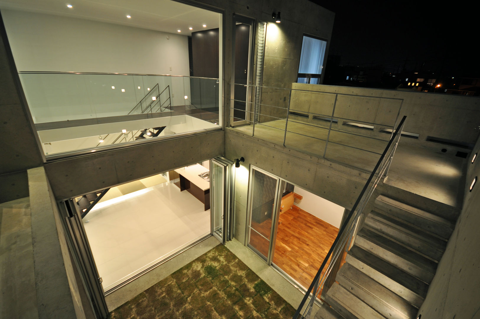 ITRSK-HOUSE, 門一級建築士事務所 門一級建築士事務所 Modern balcony, veranda & terrace Reinforced concrete