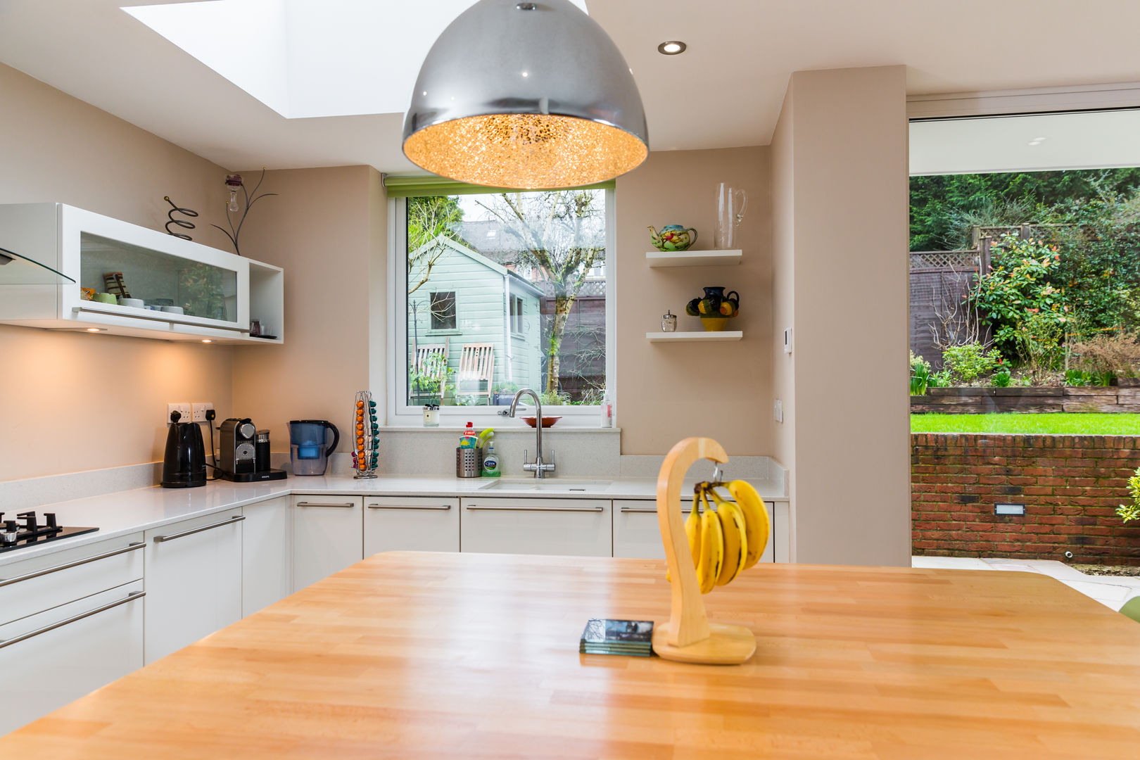 Nobilia project 5 Lux 20mm gloss lacquered door in Sand and White Eco German Kitchens Moderne Küchen MDF Nobilia furniture,Quartz-forms worktop in MA White,Siemens appliances,U shaped kitchen,island,open plan kitchen and diner