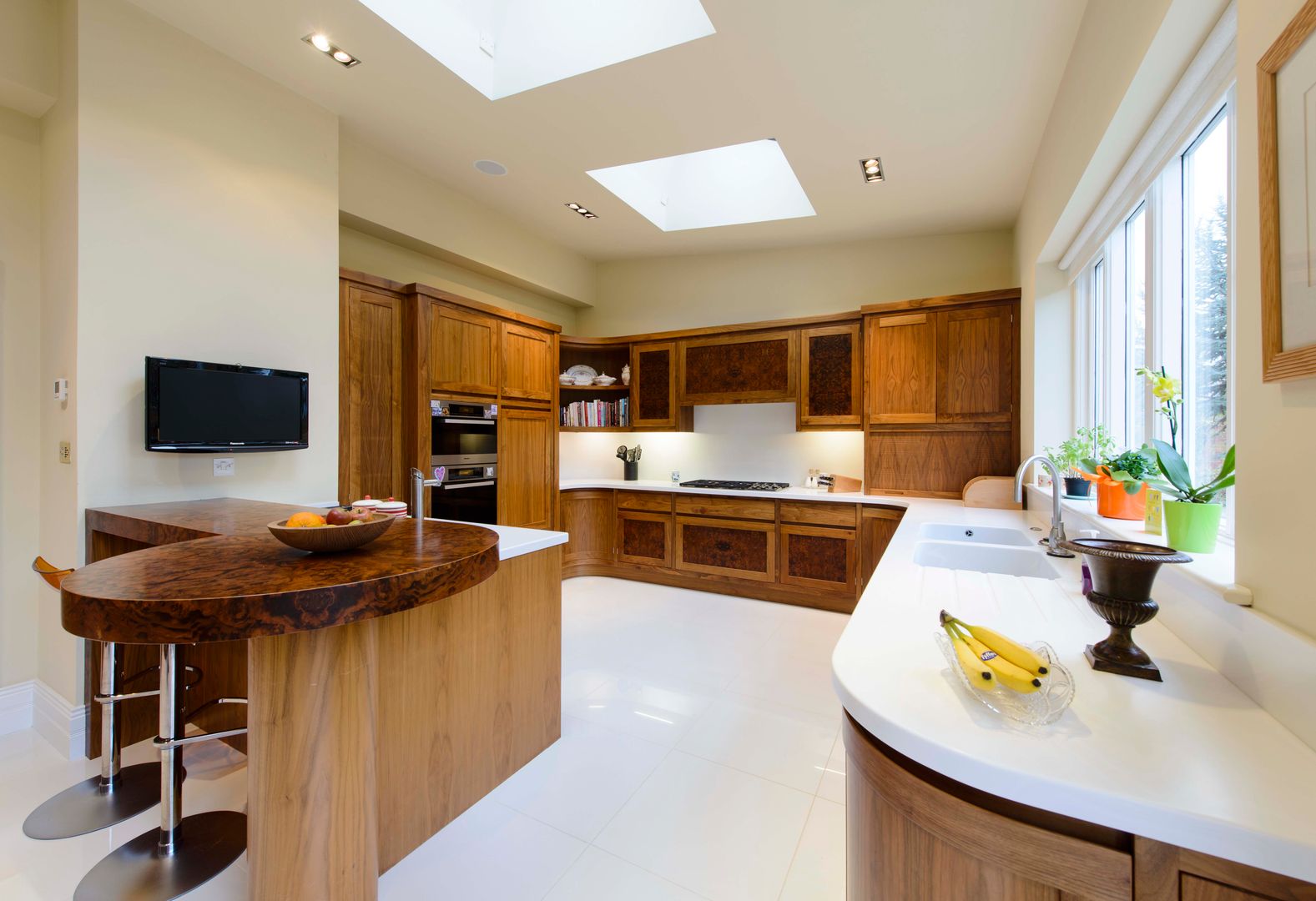 Walnut Curved Kitchen with White Corian Worktops George Bond Interior Design Cocinas de estilo moderno Accesorios y textiles