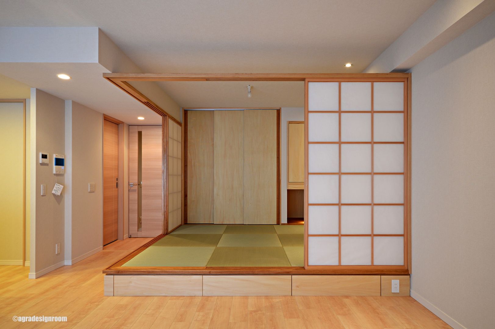 Cuarto del estilo japonés de necesario y bastante talla. アグラ設計室一級建築士事務所 agra design room Salas / recibidores