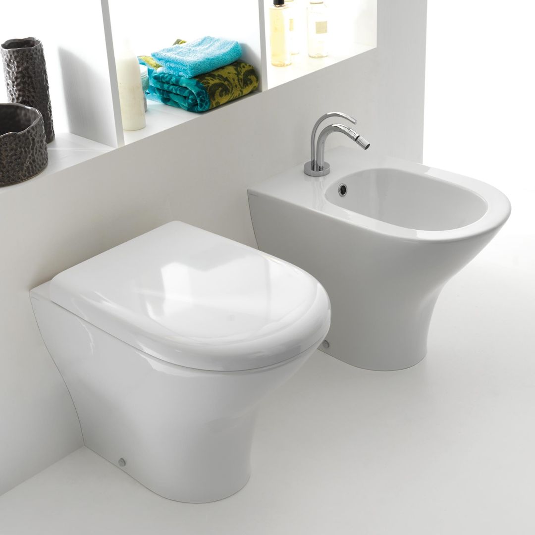 Kerasan Aquatech Stand-WC, weiß homify Moderne Badezimmer Keramik Toiletten