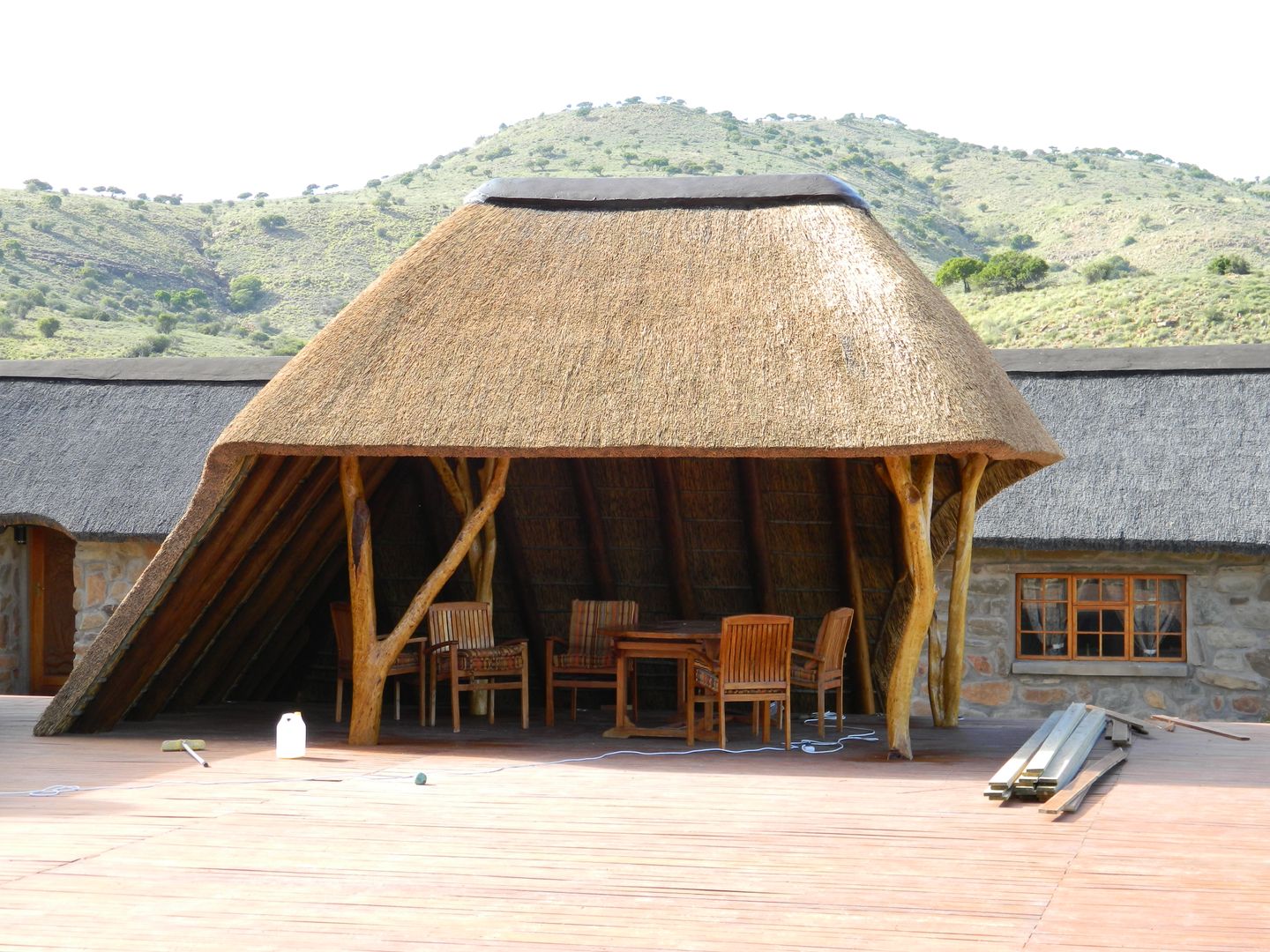 Thatch Lapa on Deck at Game Lodge Bosazza Roofing & Timber Homes Rustic style balcony, porch & terrace