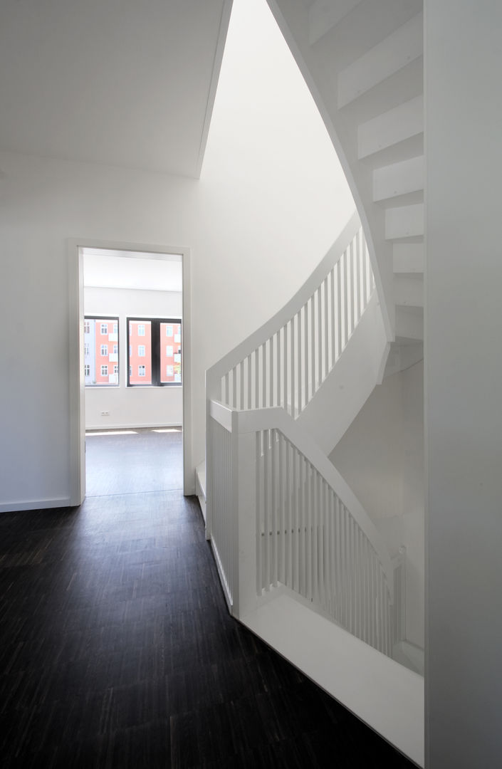 stairs brandt+simon architekten Modern corridor, hallway & stairs